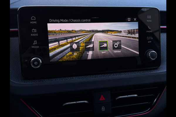 Škoda Kamiq 1.5 TSI 150 PK ACT Sport Business | Trekhaak | Camera | Carplay | Stoelverwarming | Climate Control | Automaat