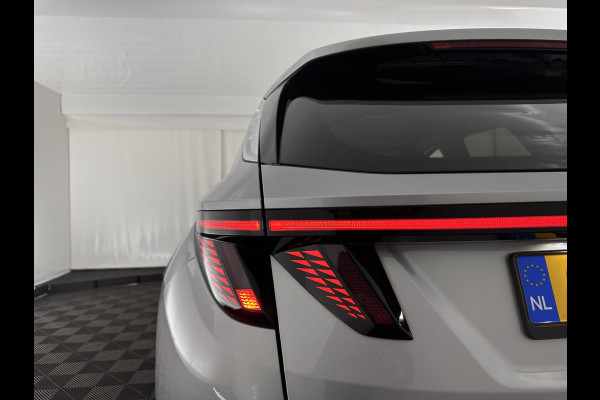 Hyundai Tucson 1.6 T-GDI HEV Comfort Smart (INCL-BTW) *FULL-LED | ADAPTIVE-CRUISE | HEATED-COMFORTSEATS | KEYLESS | CAMERA | DIGI-COCKPIT | PRIVACY-GLASS | SHIFTPADDLES | ECC | PDC | 17''ALU*