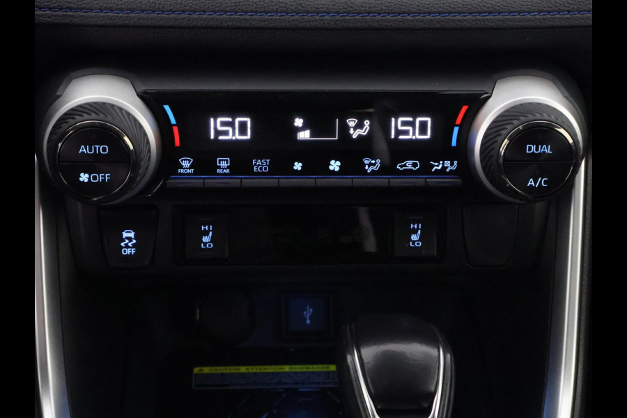 Toyota RAV4 2.5 Hybrid AWD Bi-Tone | 1650 KG trekgewicht | Trekhaak | Parkeersensoren | Apple Carplay & AndroidAUTO | Adapt.Cruise Control |
