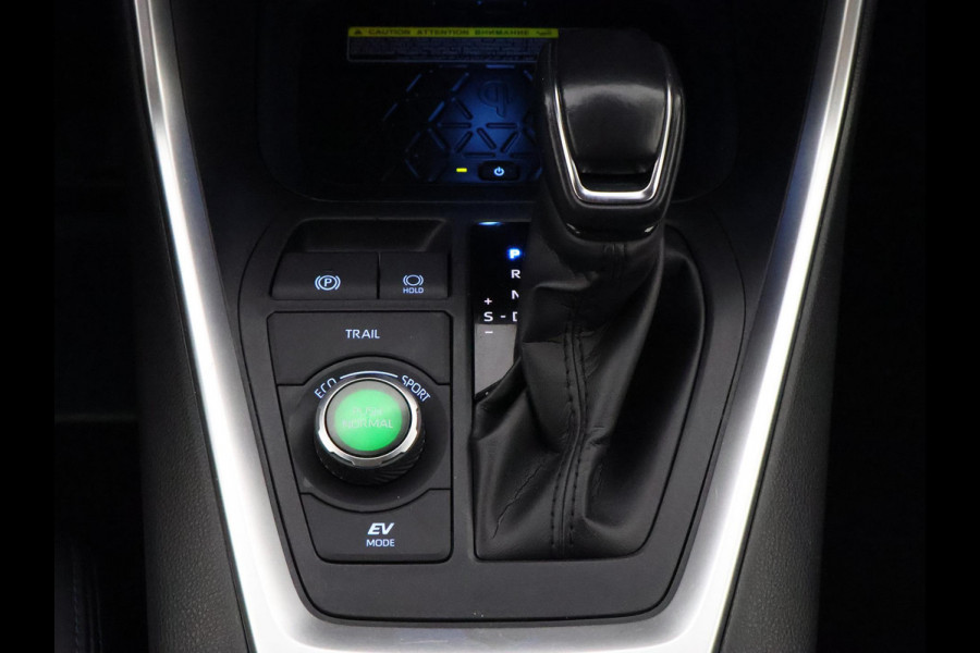 Toyota RAV4 2.5 Hybrid AWD Bi-Tone | 1650 KG trekgewicht | Trekhaak | Parkeersensoren | Apple Carplay & AndroidAUTO | Adapt.Cruise Control |