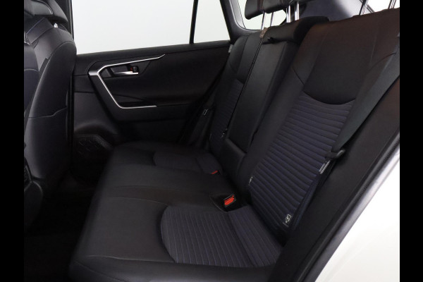 Toyota RAV4 2.5 Hybrid AWD Bi-Tone | 1650 KG trekgewicht | Trekhaak | Parkeersensoren | Apple Carplay & AndroidAUTO | Adapt.Cruise Control |