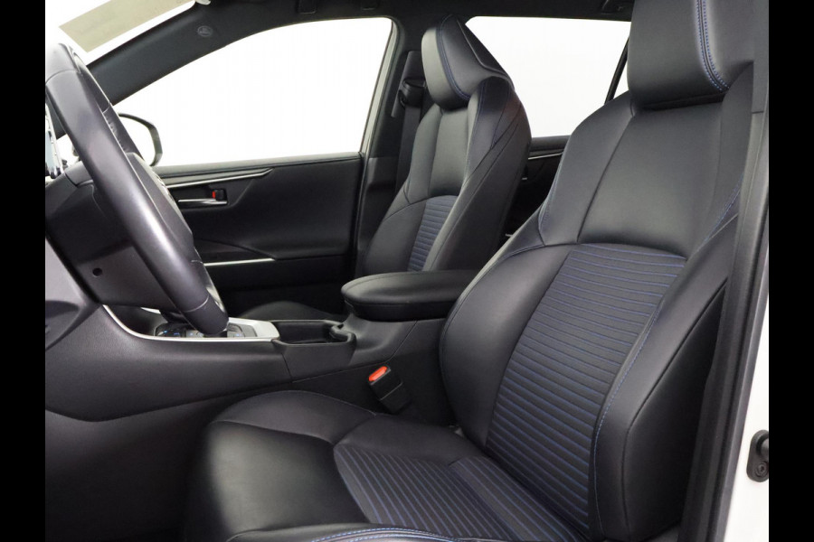 Toyota RAV4 2.5 Hybrid AWD Bi-Tone | 1650 KG trekgewicht | Trekhaak | Parkeersensoren | Apple Carplay & AndroidAUTO | Adapt.Cruise Control |