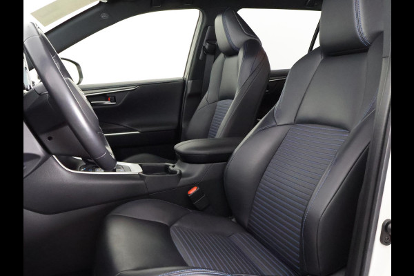 Toyota RAV4 2.5 Hybrid AWD Bi-Tone | 1650 KG trekgewicht | Trekhaak | Parkeersensoren | Apple Carplay & AndroidAUTO | Adapt.Cruise Control |