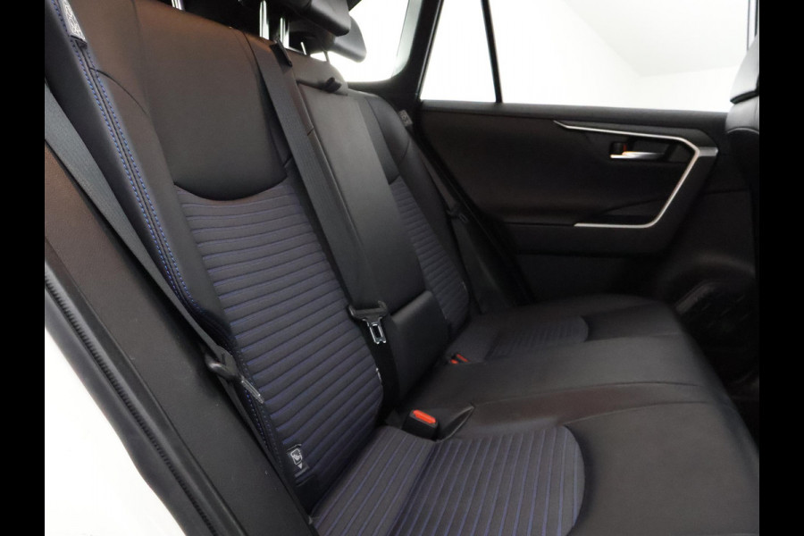 Toyota RAV4 2.5 Hybrid AWD Bi-Tone | 1650 KG trekgewicht | Trekhaak | Parkeersensoren | Apple Carplay & AndroidAUTO | Adapt.Cruise Control |