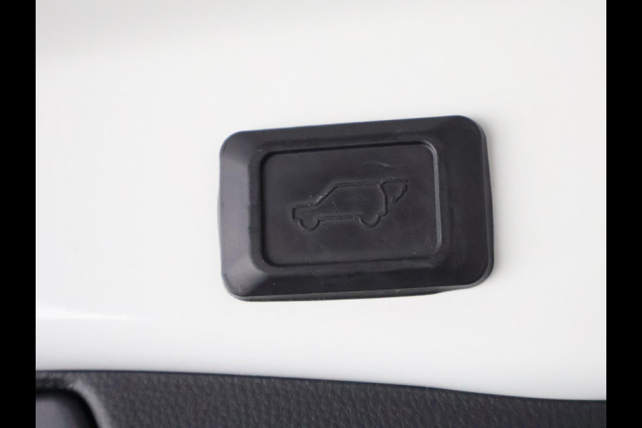 Toyota RAV4 2.5 Hybrid AWD Bi-Tone | 1650 KG trekgewicht | Trekhaak | Parkeersensoren | Apple Carplay & AndroidAUTO | Adapt.Cruise Control |