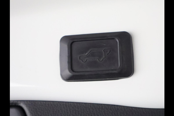 Toyota RAV4 2.5 Hybrid AWD Bi-Tone | 1650 KG trekgewicht | Trekhaak | Parkeersensoren | Apple Carplay & AndroidAUTO | Adapt.Cruise Control |