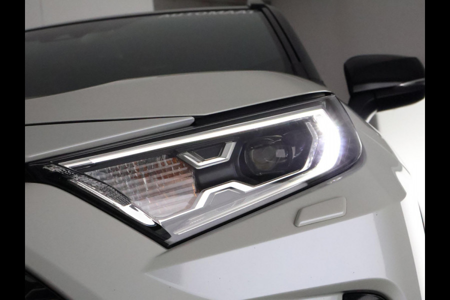 Toyota RAV4 2.5 Hybrid AWD Bi-Tone | 1650 KG trekgewicht | Trekhaak | Parkeersensoren | Apple Carplay & AndroidAUTO | Adapt.Cruise Control |