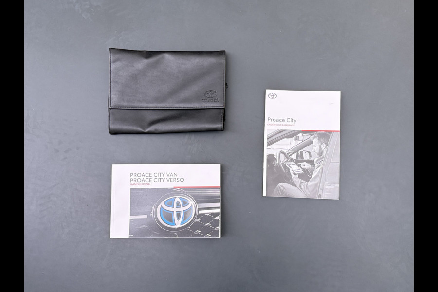 Toyota PROACE CITY Verso Electric AUT. 7persoons !Active Long Navi Camera Trekhaak Klapraam-in-klep PDC-a+v LM Dual-ECC 2-Schuifdeuren Cruise ESP Bordherkenning ABS Connect Visio Park 1 Smartphone-Oplader Dakrails Priv.Glas  50 kWh 3 fase 11kw lader ! Orig. NLse auto 1e eigenaar € 54.000 nieuw