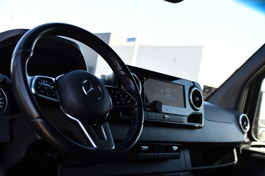 Mercedes-Benz Sprinter 319 1.9 CDI L2H2 RWD Black Edition Full Options! 360 Camera, Cruise, Memory, LED, 3500kg Trekhaak, Leder, Carplay, 190pk, Voorruit verwarming, Uniek!