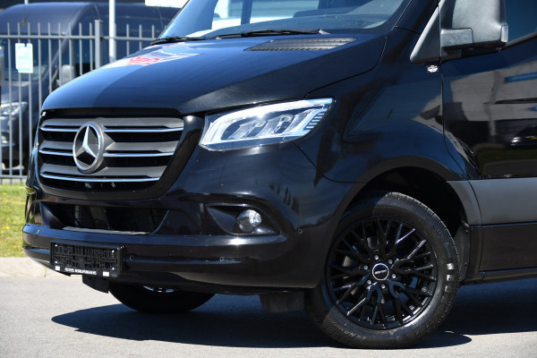 Mercedes-Benz Sprinter 319 1.9 CDI L2H2 RWD Black Edition Full Options! 360 Camera, Cruise, Memory, LED, 3500kg Trekhaak, Leder, Carplay, 190pk, Voorruit verwarming, Uniek!
