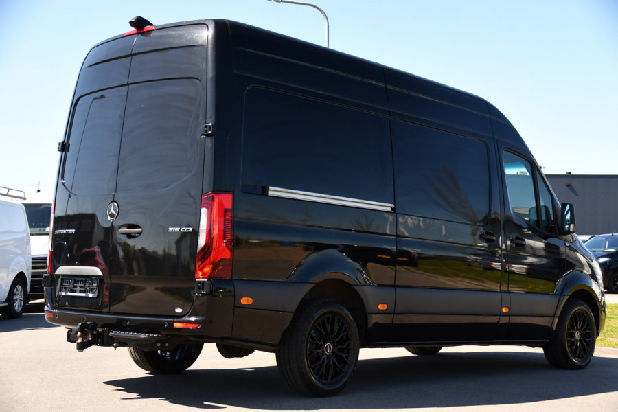 Mercedes-Benz Sprinter 319 1.9 CDI L2H2 RWD Black Edition Full Options! 360 Camera, Cruise, Memory, LED, 3500kg Trekhaak, Leder, Carplay, 190pk, Voorruit verwarming, Uniek!