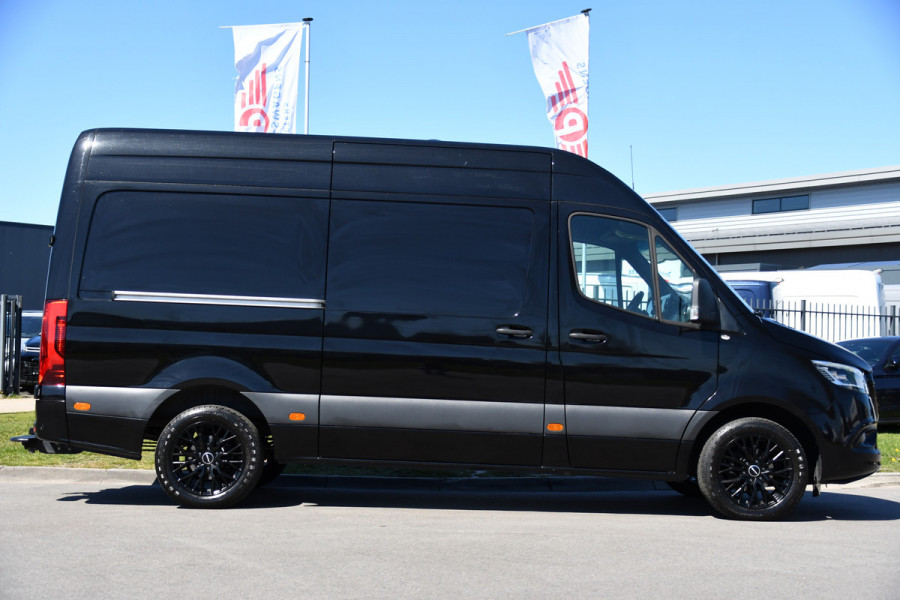 Mercedes-Benz Sprinter 319 1.9 CDI L2H2 RWD Black Edition Full Options! 360 Camera, Cruise, Memory, LED, 3500kg Trekhaak, Leder, Carplay, 190pk, Voorruit verwarming, Uniek!