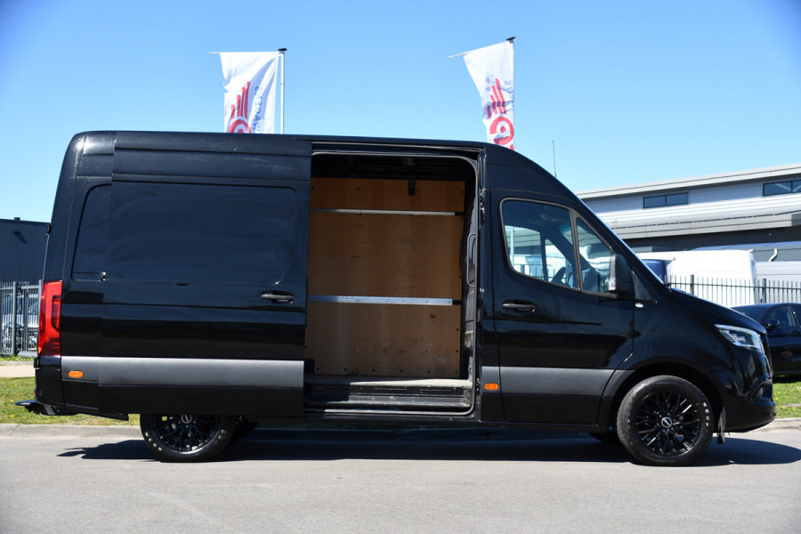 Mercedes-Benz Sprinter 319 1.9 CDI L2H2 RWD Black Edition Full Options! 360 Camera, Cruise, Memory, LED, 3500kg Trekhaak, Leder, Carplay, 190pk, Voorruit verwarming, Uniek!