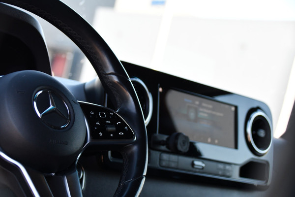 Mercedes-Benz Sprinter 319 1.9 CDI L2H2 RWD Black Edition Full Options! 360 Camera, Cruise, Memory, LED, 3500kg Trekhaak, Leder, Carplay, 190pk, Voorruit verwarming, Uniek!