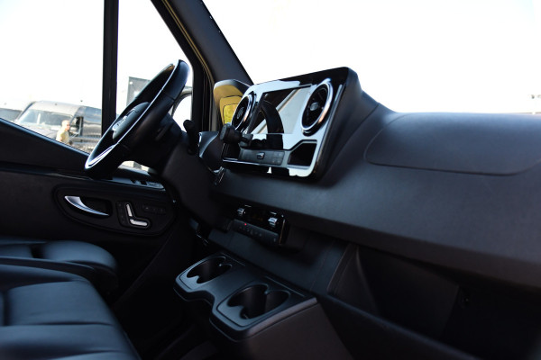 Mercedes-Benz Sprinter 319 1.9 CDI L2H2 RWD Black Edition Full Options! 360 Camera, Cruise, Memory, LED, 3500kg Trekhaak, Leder, Carplay, 190pk, Voorruit verwarming, Uniek!
