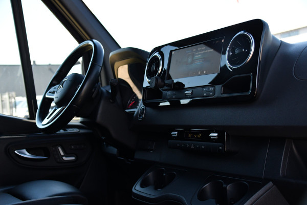 Mercedes-Benz Sprinter 319 1.9 CDI L2H2 RWD Black Edition Full Options! 360 Camera, Cruise, Memory, LED, 3500kg Trekhaak, Leder, Carplay, 190pk, Voorruit verwarming, Uniek!