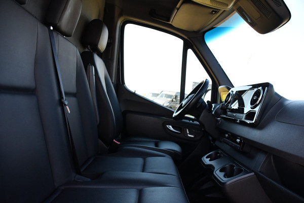 Mercedes-Benz Sprinter 319 1.9 CDI L2H2 RWD Black Edition Full Options! 360 Camera, Cruise, Memory, LED, 3500kg Trekhaak, Leder, Carplay, 190pk, Voorruit verwarming, Uniek!