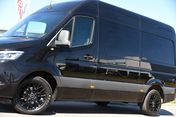 Mercedes-Benz Sprinter 319 1.9 CDI L2H2 RWD Black Edition Full Options! 360 Camera, Cruise, Memory, LED, 3500kg Trekhaak, Leder, Carplay, 190pk, Voorruit verwarming, Uniek!