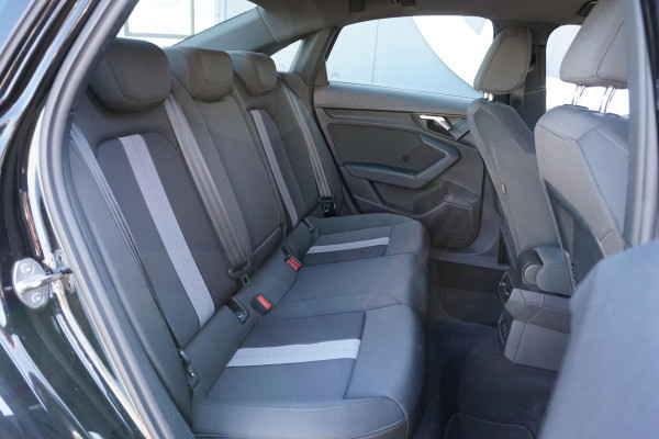 Audi A3 Limousine 30 TFSI Business edition + STOELVERWARMING / KEYLESS