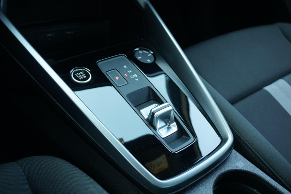 Audi A3 Limousine 30 TFSI Business edition + STOELVERWARMING / KEYLESS