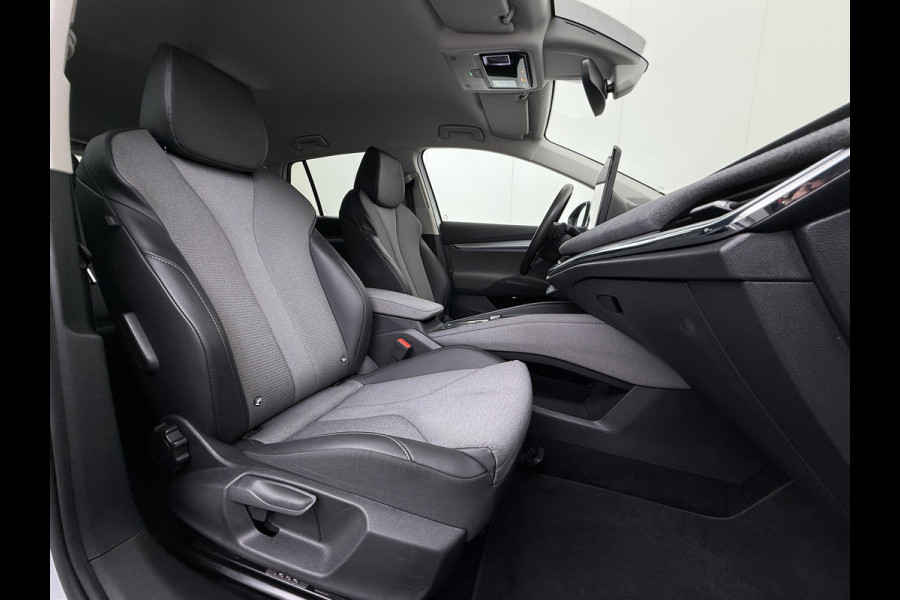 Škoda ENYAQ iV 80 82kwh 204PK Soh 96% Camera 1/2 Leer Apple Carplay Android Warmtepomp First Edition Navi 3-Zone-Ecc 19"lm PDC-a+v Adaptive-Cru Lane-Assist Luxus E-Call Stuurverwarming Led Isofix Keyless-Go DAB Rijstrooksensor Origineel Nederlandse Auto Nieuwprijs €  53.000,-