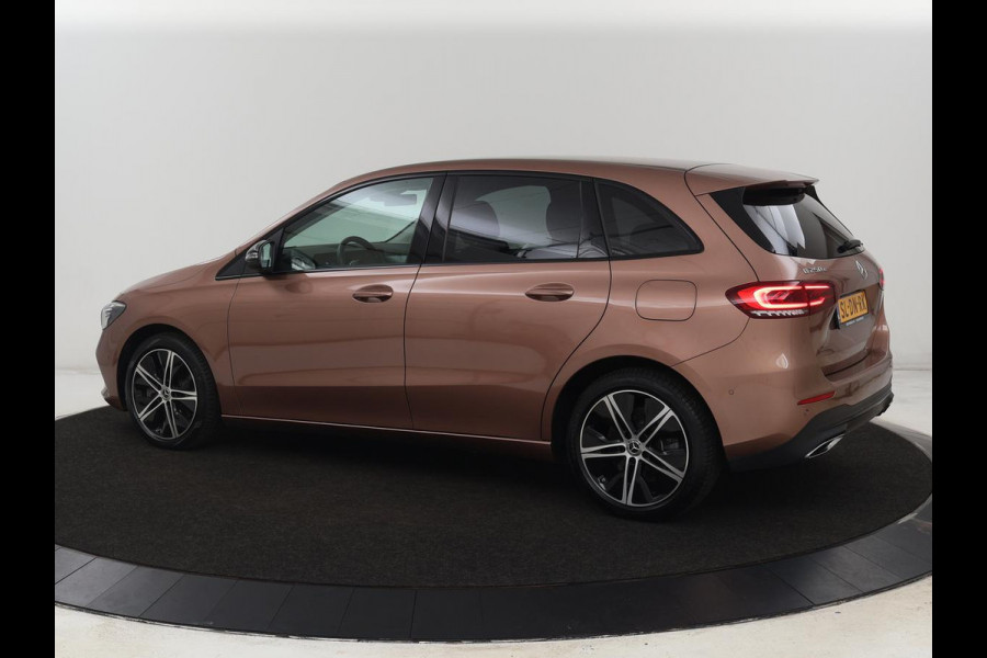 Mercedes-Benz B-Klasse 250e Urban Night | SOH 92% | Adaptive cruise | Stoelverwarming | Camera | Carplay | Sfeerverlichting | Half leder | Full LED | Widescreen | Park Assist | Navigatie | PHEV | Plug In