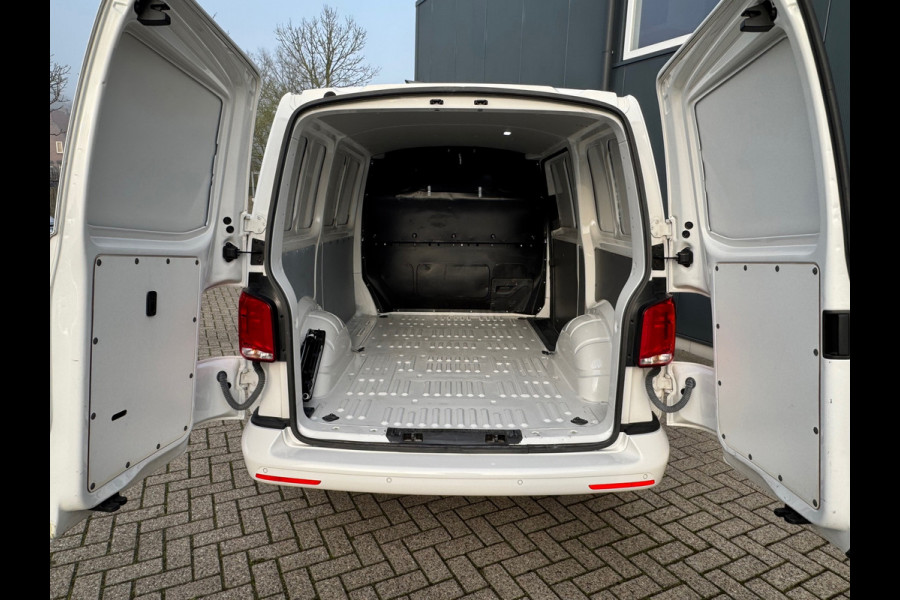 Volkswagen Transporter * Automaat L1H1 * Camera * Navigatie * Cruise * LM Velgen *