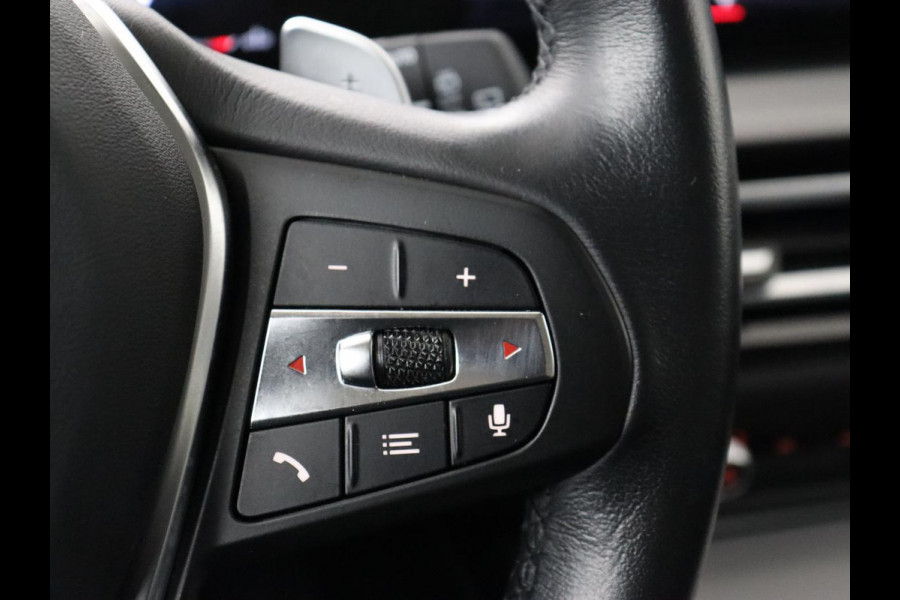 BMW 3 Serie 318i | Leder | Adaptive cruise | Stoelverwarming | Memory | Live Cockpit | Sportstoelen | Carplay | Keyless | Trekhaak | Parkeerhulp | Climate control | Full LED | Origineel NL