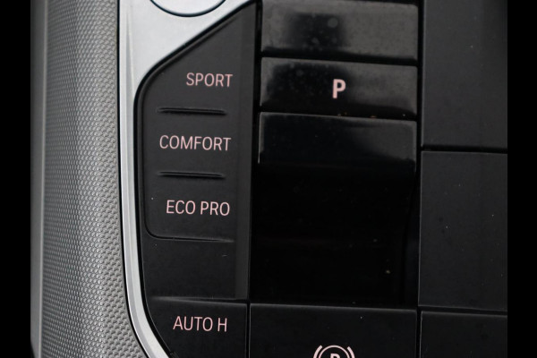 BMW 3 Serie 318i | Leder | Adaptive cruise | Stoelverwarming | Memory | Live Cockpit | Sportstoelen | Carplay | Keyless | Trekhaak | Parkeerhulp | Climate control | Full LED | Origineel NL