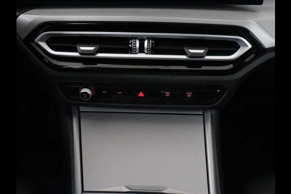 BMW 3 Serie 318i | Leder | Adaptive cruise | Stoelverwarming | Memory | Live Cockpit | Sportstoelen | Carplay | Keyless | Trekhaak | Parkeerhulp | Climate control | Full LED | Origineel NL