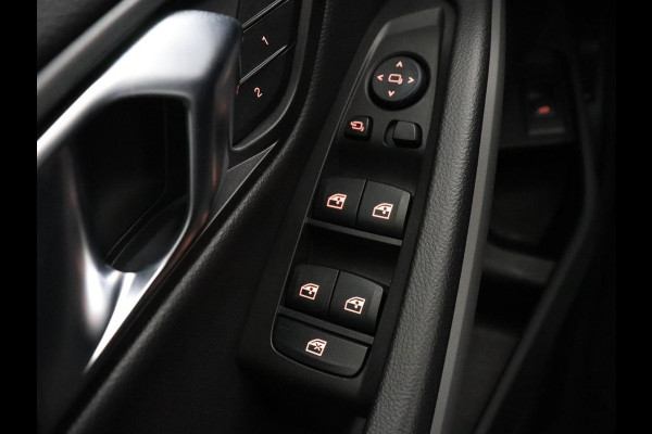 BMW 3 Serie 318i | Leder | Adaptive cruise | Stoelverwarming | Memory | Live Cockpit | Sportstoelen | Carplay | Keyless | Trekhaak | Parkeerhulp | Climate control | Full LED | Origineel NL