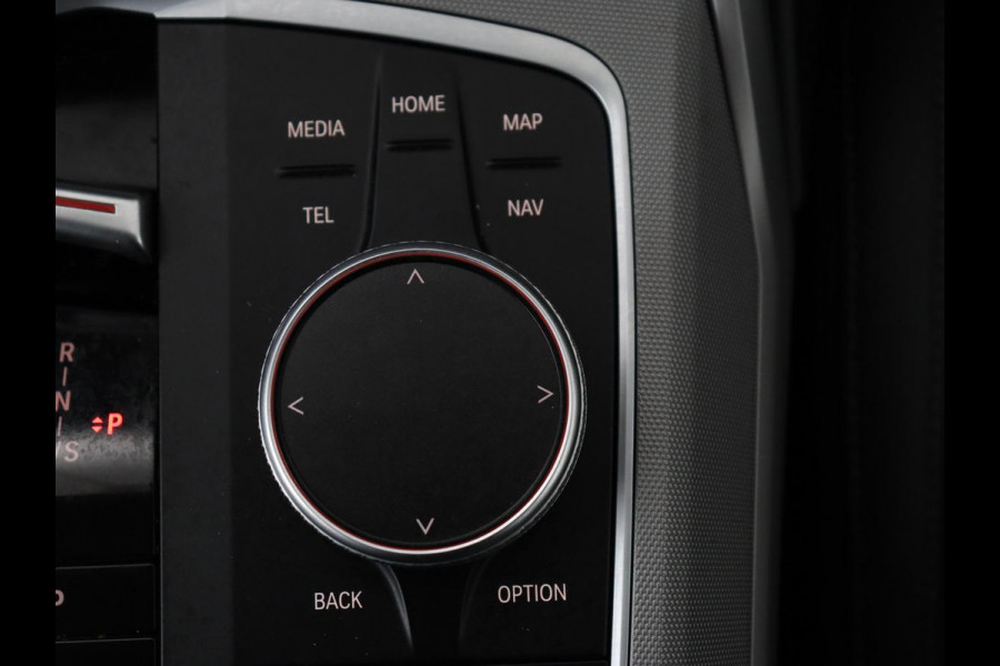 BMW 3 Serie 318i | Leder | Adaptive cruise | Stoelverwarming | Memory | Live Cockpit | Sportstoelen | Carplay | Keyless | Trekhaak | Parkeerhulp | Climate control | Full LED | Origineel NL