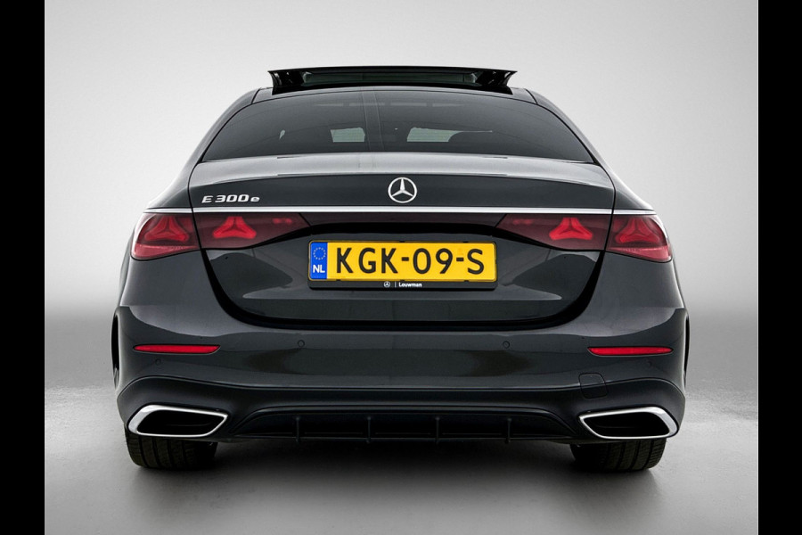 Mercedes-Benz E-Klasse 300 e AMG Plug-In Hybride AMG Line | Night Pakket | Panorama Schuif-Kanteldak | MBUX Superscreen | Burmester®  | 20 Inch AMG Velgen. Inclusief 24 maanden MB Certified garantie voor Europa.
