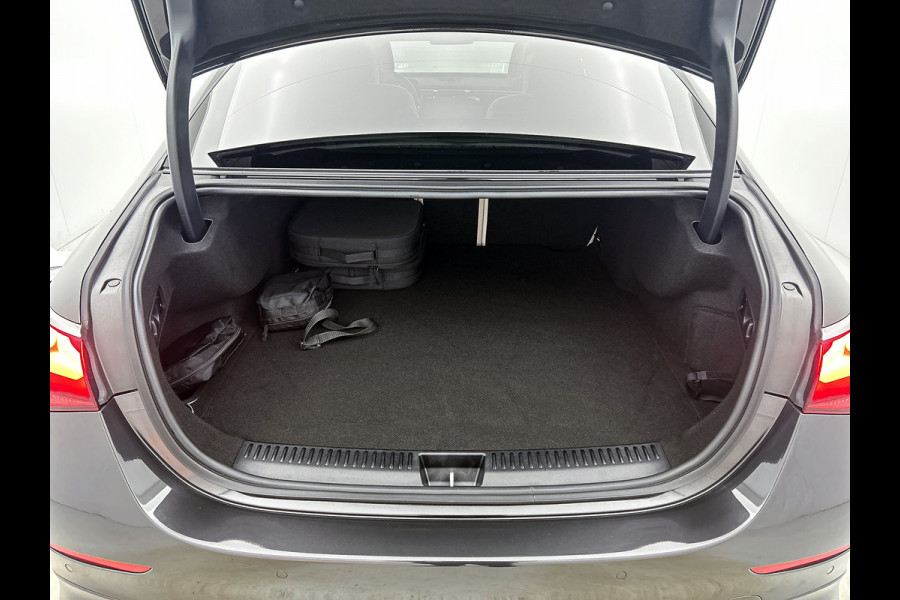 Mercedes-Benz E-Klasse 300 e AMG Plug-In Hybride AMG Line | Night Pakket | Panorama Schuif-Kanteldak | MBUX Superscreen | Burmester®  | 20 Inch AMG Velgen. Inclusief 24 maanden MB Certified garantie voor Europa.