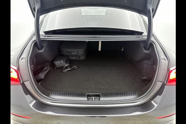 Mercedes-Benz E-Klasse 300 e AMG Plug-In Hybride AMG Line | Night Pakket | Panorama Schuif-Kanteldak | MBUX Superscreen | Burmester®  | 20 Inch AMG Velgen. Inclusief 24 maanden MB Certified garantie voor Europa.