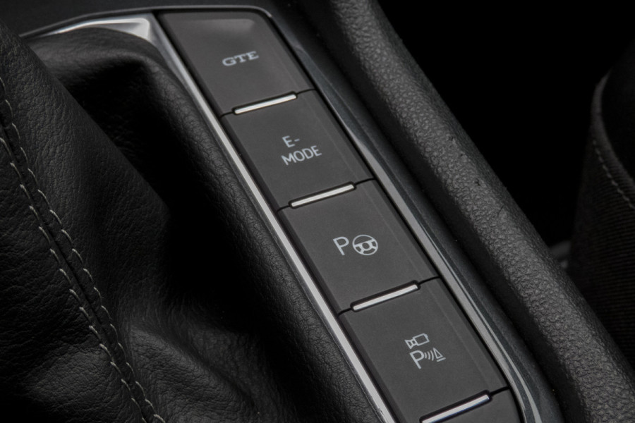 Volkswagen Tiguan 1.4 TSI eHybrid R-Line Business+ | PANORAMADAK | TREKHAAK | STOELVERWARMING | CAMERA