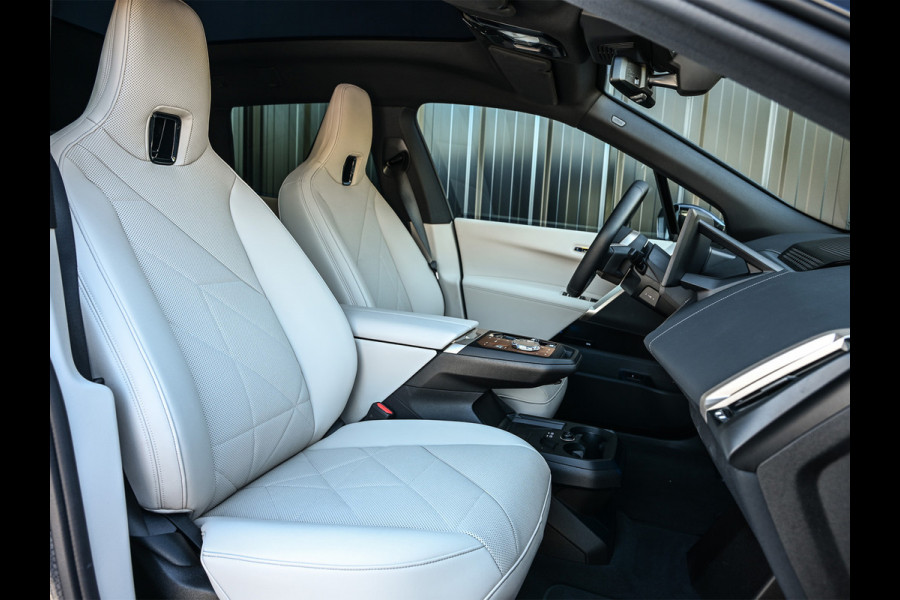 BMW iX xDrive45 101 kWh | NL-auto | Comfort access | Soft close | Iconic glow | Adaptive led | Sky lounge | Driving assistant prof. | Dab+ | Harman/kardon |