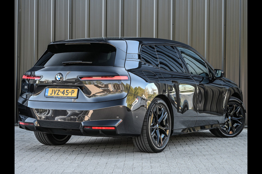 BMW iX xDrive45 101 kWh | NL-auto | Comfort access | Soft close | Iconic glow | Adaptive led | Sky lounge | Driving assistant prof. | Dab+ | Harman/kardon |