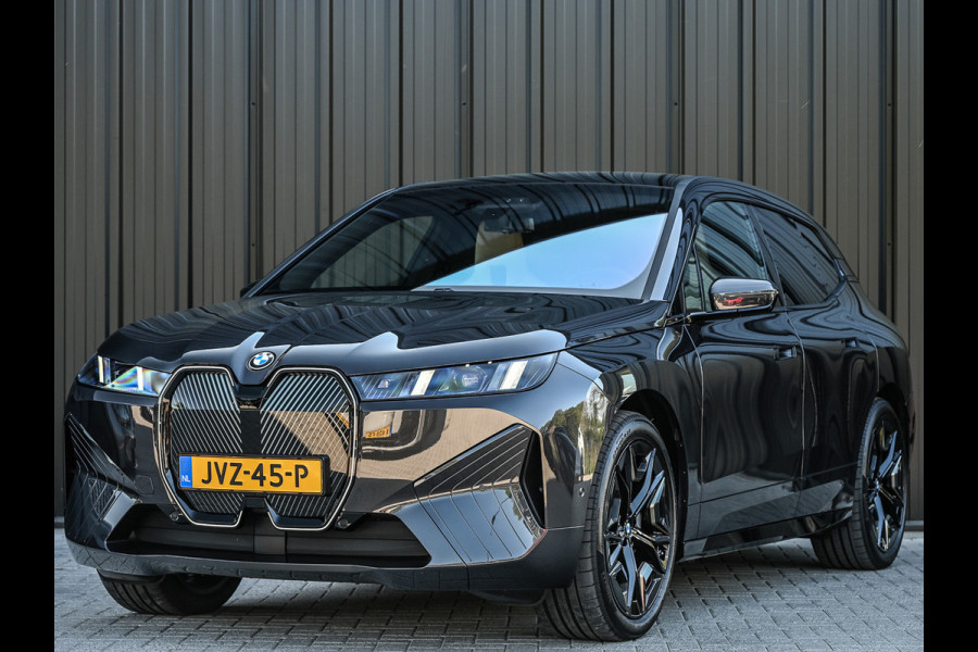 BMW iX xDrive45 101 kWh | NL-auto | Comfort access | Soft close | Iconic glow | Adaptive led | Sky lounge | Driving assistant prof. | Dab+ | Harman/kardon |