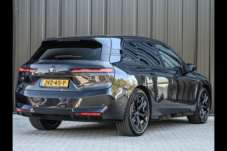 BMW iX xDrive45 101 kWh | NL-auto | Comfort access | Soft close | Iconic glow | Adaptive led | Sky lounge | Driving assistant prof. | Dab+ | Harman/kardon |