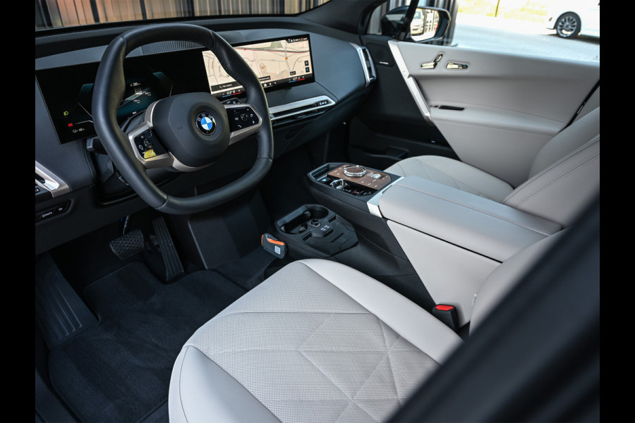 BMW iX xDrive45 101 kWh | NL-auto | Comfort access | Soft close | Iconic glow | Adaptive led | Sky lounge | Driving assistant prof. | Dab+ | Harman/kardon |