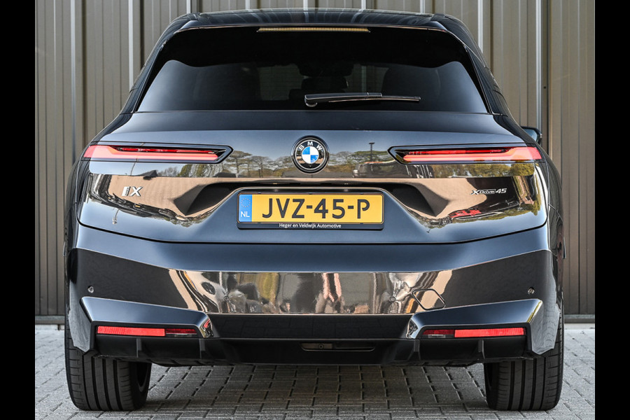 BMW iX xDrive45 101 kWh | NL-auto | Comfort access | Soft close | Iconic glow | Adaptive led | Sky lounge | Driving assistant prof. | Dab+ | Harman/kardon |