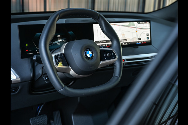 BMW iX xDrive45 101 kWh | NL-auto | Comfort access | Soft close | Iconic glow | Adaptive led | Sky lounge | Driving assistant prof. | Dab+ | Harman/kardon |
