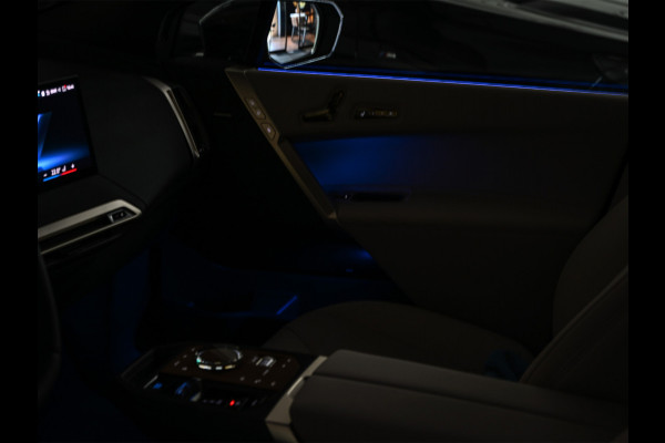 BMW iX xDrive45 101 kWh | NL-auto | Comfort access | Soft close | Iconic glow | Adaptive led | Sky lounge | Driving assistant prof. | Dab+ | Harman/kardon |