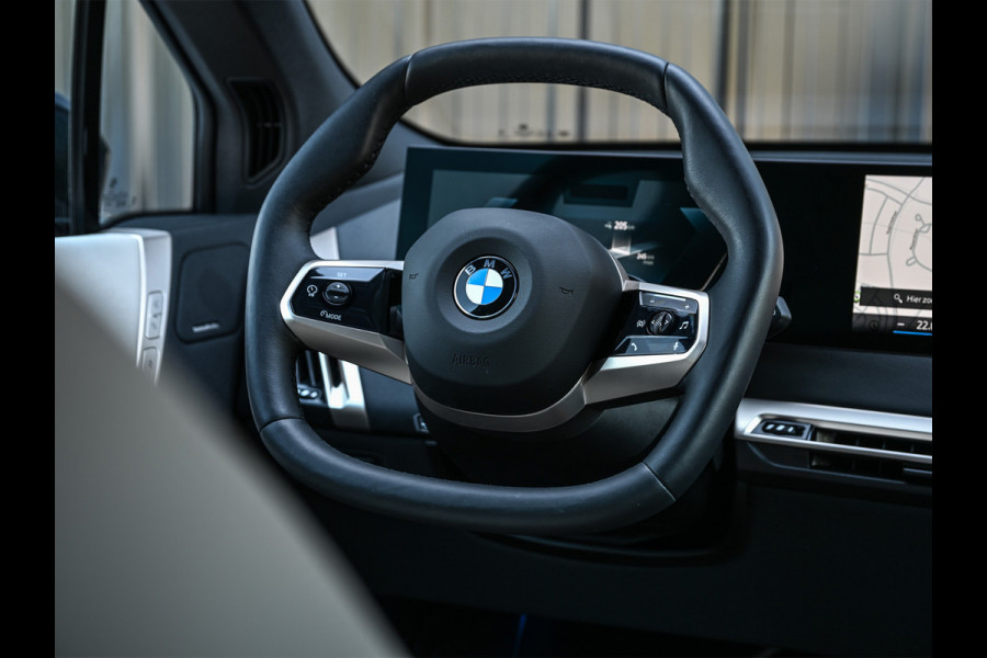 BMW iX xDrive45 101 kWh | NL-auto | Comfort access | Soft close | Iconic glow | Adaptive led | Sky lounge | Driving assistant prof. | Dab+ | Harman/kardon |