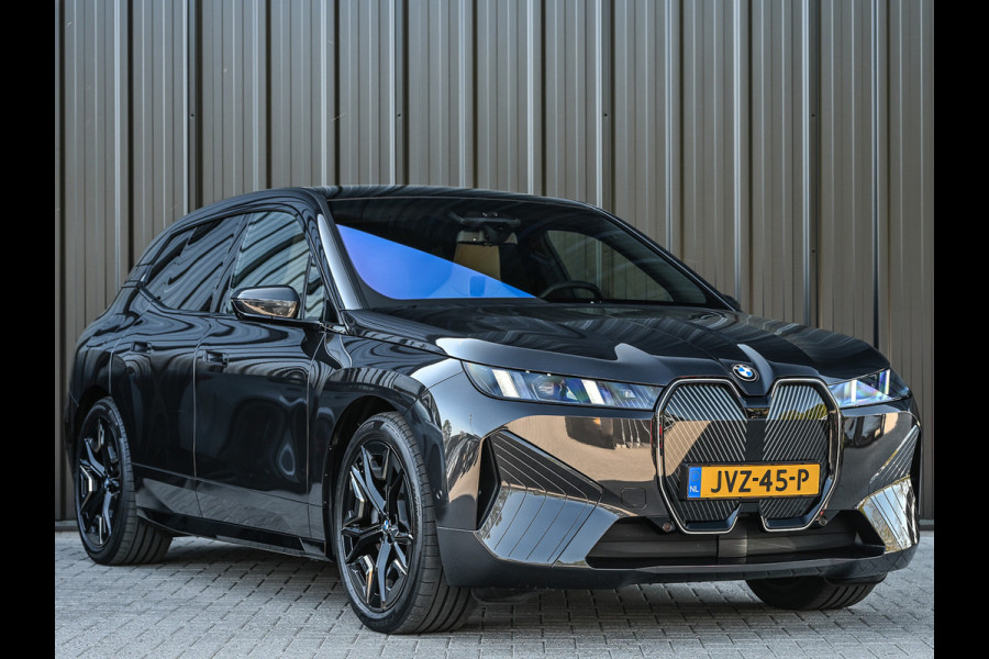 BMW iX xDrive45 101 kWh | NL-auto | Comfort access | Soft close | Iconic glow | Adaptive led | Sky lounge | Driving assistant prof. | Dab+ | Harman/kardon |