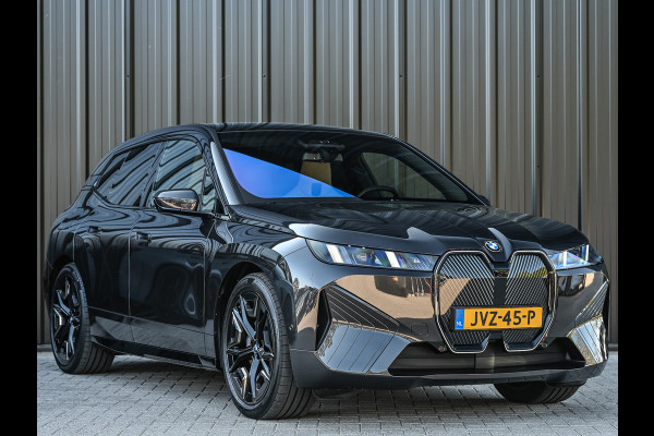BMW iX xDrive45 101 kWh | NL-auto | Comfort access | Soft close | Iconic glow | Adaptive led | Sky lounge | Driving assistant prof. | Dab+ | Harman/kardon |