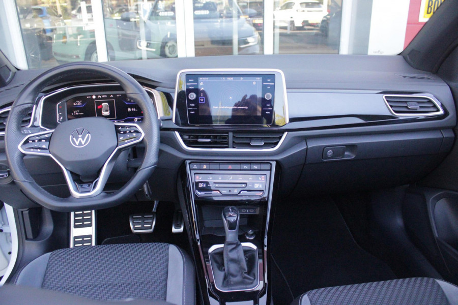 Volkswagen T-Roc Cabrio 1.5 TSI 150PK AUTOMAAT R-LINE BLACK STYLE | AFNEEMBARE TREKHAAK | ACHTERUITRIJCAMERA | NAVIGATIE  | IQ LIGHT MATRIX KOPLAMPEN | DAB+ RADIO | DRAADLOOS APPLE CARPLAY/ANDROID AUTO | ADAPTIVE CRUISE CONTROL | STOEL/STUUR VERWARMING | 18" LICHTMETALEN VELGEN BLACK | PARKEERSENSOREN VOOR + ACHTER | VIRTUAL COCKPIT | DODEHOEK DETECTIE | R-LINE BEKLEDING | DAB+ RADIO |