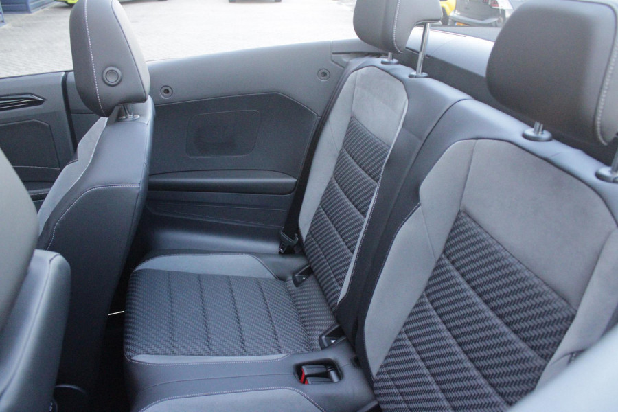 Volkswagen T-Roc Cabrio 1.5 TSI 150PK AUTOMAAT R-LINE BLACK STYLE | AFNEEMBARE TREKHAAK | ACHTERUITRIJCAMERA | NAVIGATIE  | IQ LIGHT MATRIX KOPLAMPEN | DAB+ RADIO | DRAADLOOS APPLE CARPLAY/ANDROID AUTO | ADAPTIVE CRUISE CONTROL | STOEL/STUUR VERWARMING | 18" LICHTMETALEN VELGEN BLACK | PARKEERSENSOREN VOOR + ACHTER | VIRTUAL COCKPIT | DODEHOEK DETECTIE | R-LINE BEKLEDING | DAB+ RADIO |