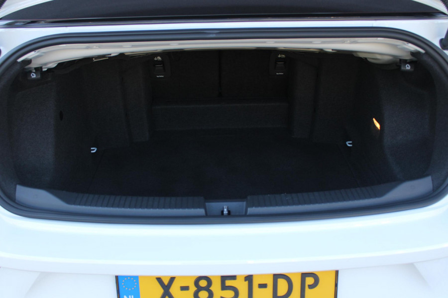 Volkswagen T-Roc Cabrio 1.5 TSI 150PK AUTOMAAT R-LINE BLACK STYLE | AFNEEMBARE TREKHAAK | ACHTERUITRIJCAMERA | NAVIGATIE  | IQ LIGHT MATRIX KOPLAMPEN | DAB+ RADIO | DRAADLOOS APPLE CARPLAY/ANDROID AUTO | ADAPTIVE CRUISE CONTROL | STOEL/STUUR VERWARMING | 18" LICHTMETALEN VELGEN BLACK | PARKEERSENSOREN VOOR + ACHTER | VIRTUAL COCKPIT | DODEHOEK DETECTIE | R-LINE BEKLEDING | DAB+ RADIO |